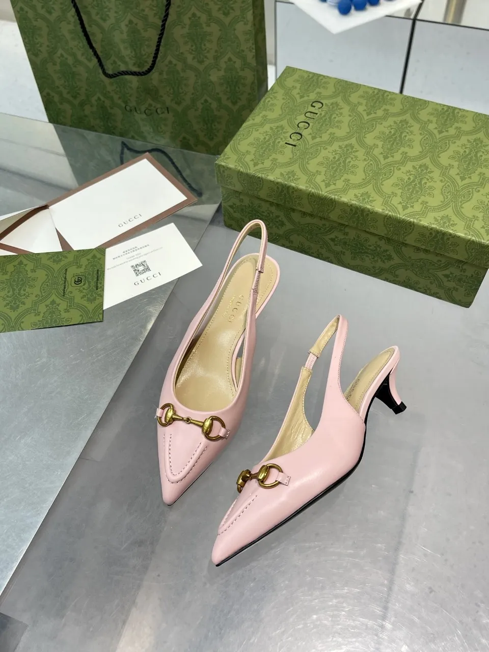 👟👟Ex-factory price 440👟👟 (genuine leather sole +40) Gucci Original GG canvas adds dazzling essence to these slingback pumps. Brown leather piping and light gold-toned hardware are complemented by beige and brown graphics. The pointed toe, elasticated straps and low heel all work together to create a comfortable fit. Upper: Made of first-layer imported patent cowhide/sheepskin lining. Outsole: rubber non-slip outsole/genuine leather outsole. Size: 35-42 (34/41 42 customized, non-refundable)